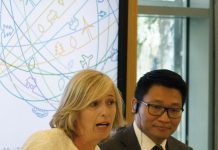 Il ministro all'Istruzione, Stefania Giannini e il ceo di Huawei Italia, Edward Chan