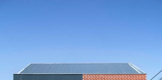 Il lato B della Maison è in ferro ondulato e mattoni