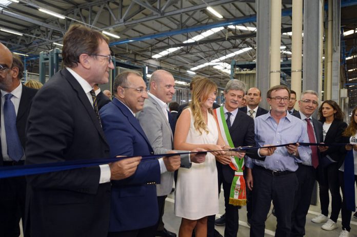 Il taglio del nastro con il ministro Maria Elena Boschi