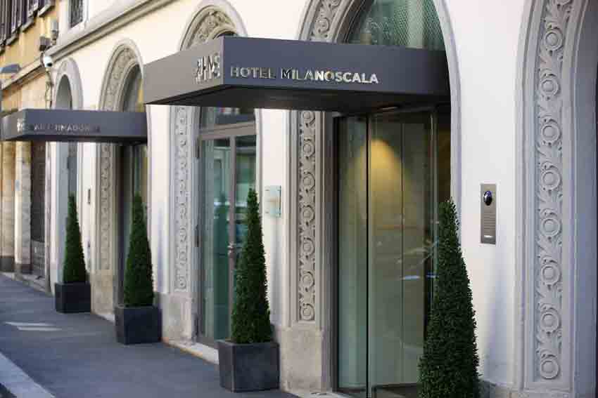 L'ingresso dell'Hotel Milano Scala a Milano