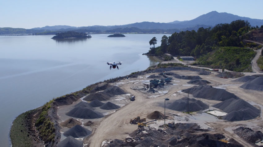 Un drone al lavoro sopra un cantiere