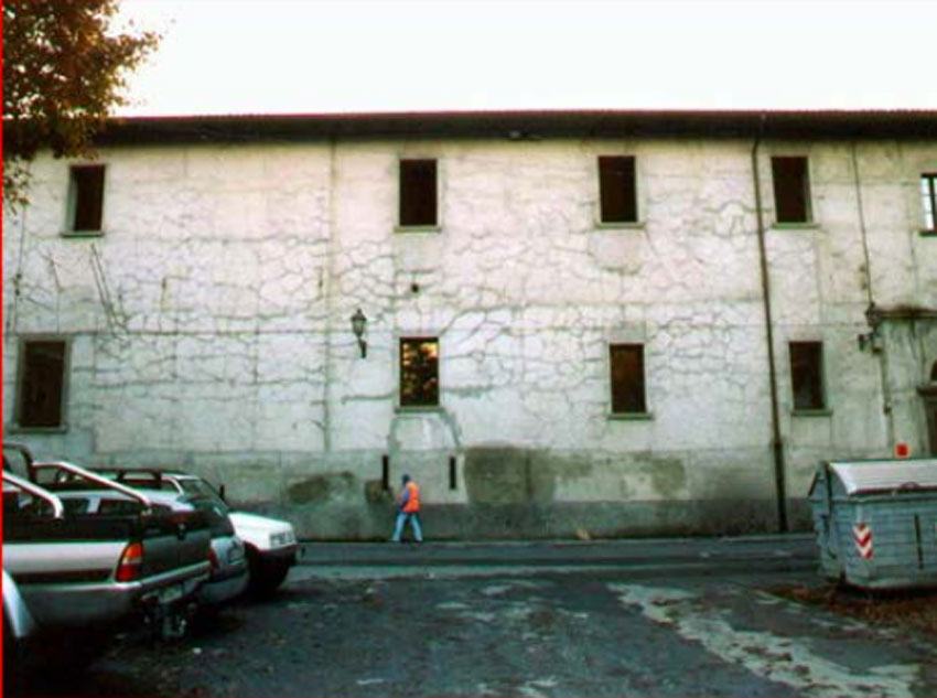 Esempio di una facciata danneggiata da sollecitazioni meccaniche