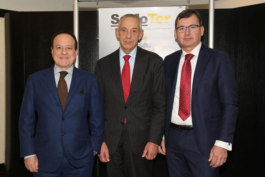 Da sinistra Giovanni Mantovani, direttore generale di Veronafiere; Umberto Del Basso De Caro sottosegretario di Stato del ministero delle Infrastrutture e dei Trasporti; Maurizio Danese, presidente di Veronafiere.