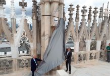 La targa di Mapei sulla guglia del Duomo di Milano