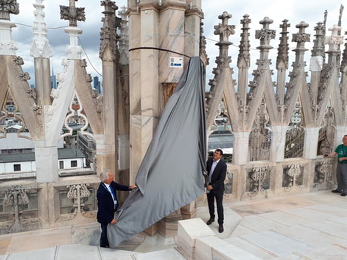 La targa di Mapei sulla guglia del Duomo di Milano