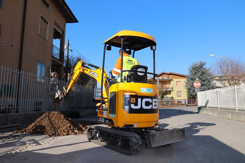 Il miniescavatore JCB 18Z-1 al alvoro