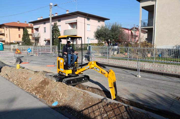 Il miniescavatore JCB 18Z-1 a Spirano, Comune in Provincia di Bergamo