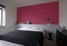 Camera da letto con parete rosa