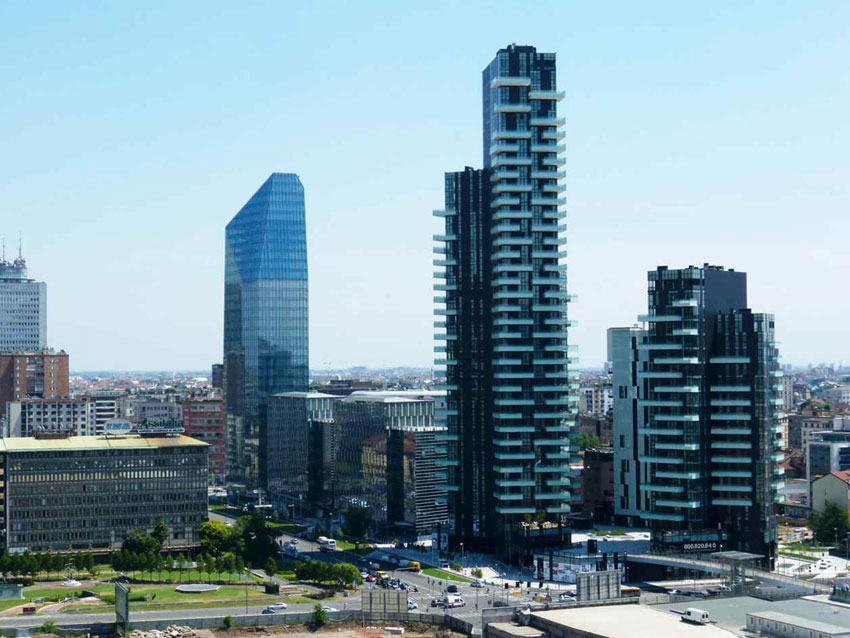 Al centro, la torre Aria, a Milano