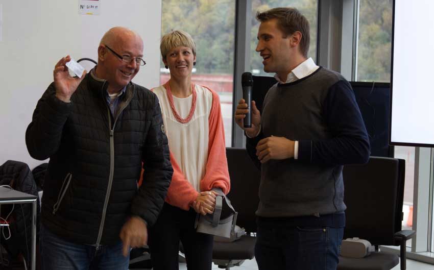 Sieghart Flader, direttore dell’Ispettorato del lavoro della Provincia autonoma di Bolzano, riceve da Daniela e Manuel Niederstätter la patente per macchini edili