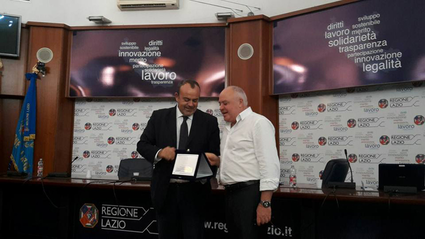 Valentino Cotugno riceve la targa riconoscimento per Sostenibilità ed Edilizia Circolare dalla presidenza della Regione Lazio 