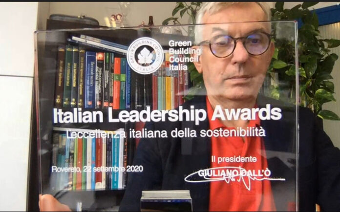 GiulianoDall'O, presidente di Gbci, con la targa del premio