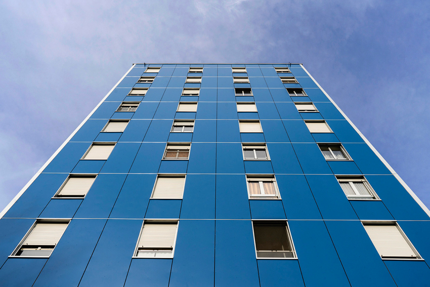 Edificio con copertura in facciata