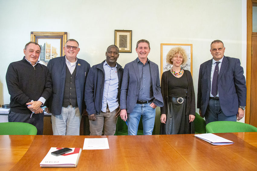 Il momento della firma del protocollo di intesa Eseb-Calcestruzzi