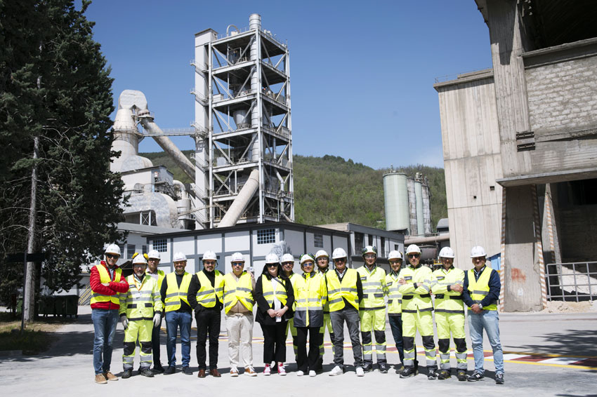 Il gruppo di rivenditori e manager di Heidelberg Materials nel sito produttivo di Cagnano (l'Aquila)