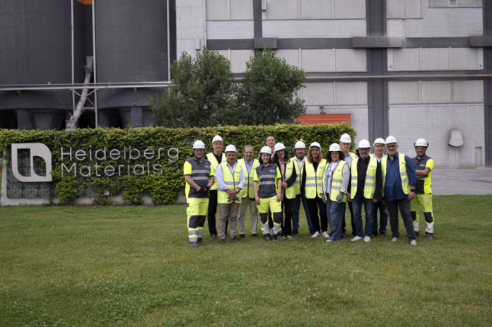 Il gruppo di distributori in visita all'impianto di Rezzato (Brescia) di Heidelberg Materials
