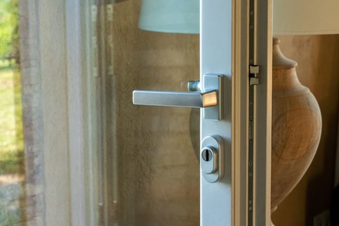 navello-dettaglio-di-porta-finestra-in-legno-seta-2-0-installata-in-una-cascina-dell-800-nelle-langhe