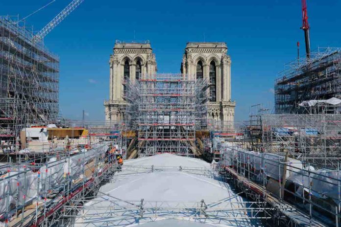 Mapei-Notre-Dame-1-Credit-Romaric-Toussaint_Rebatir-Notre-Dame-de-Paris