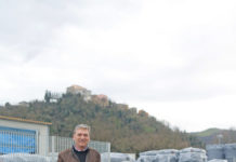 Il legale rappresentante di Starplast Stefano Grandicelli con il nuovo sistema di drenaggio Inpluvio