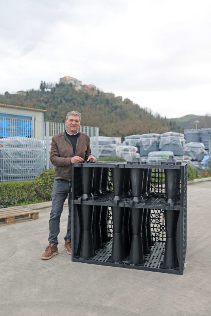 Il legale rappresentante di Starplast Stefano Grandicelli con il nuovo sistema di drenaggio Inpluvio