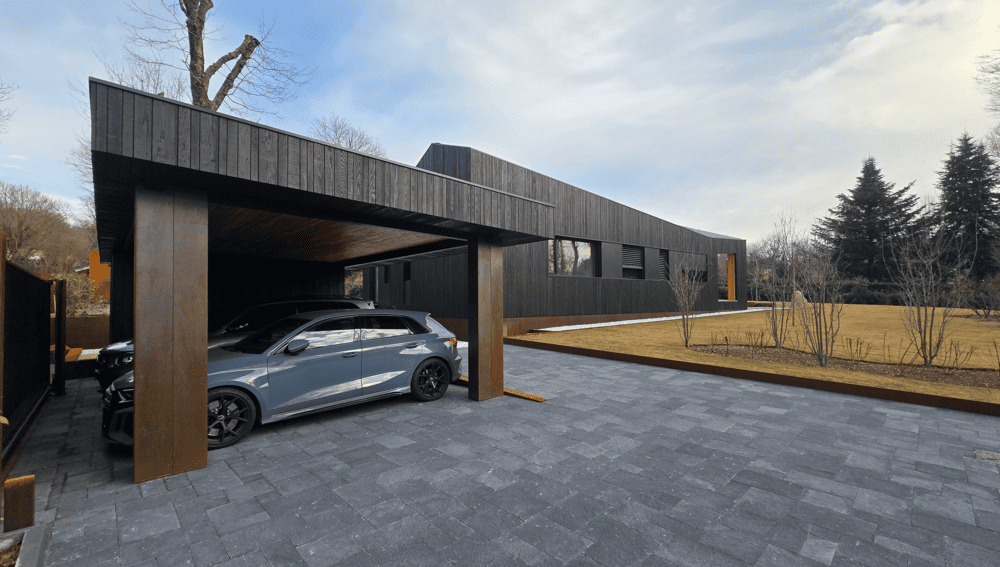 L'esterno della villa completamente in legno