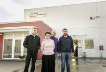 Rossano Lodi con la moglie Barbara Beggi e due collaboratori dell'azienda