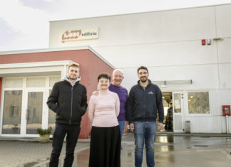 Rossano Lodi con la moglie Barbara Beggi e due collaboratori dell'azienda