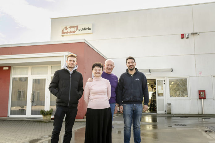 Rossano Lodi con la moglie Barbara Beggi e due collaboratori dell'azienda
