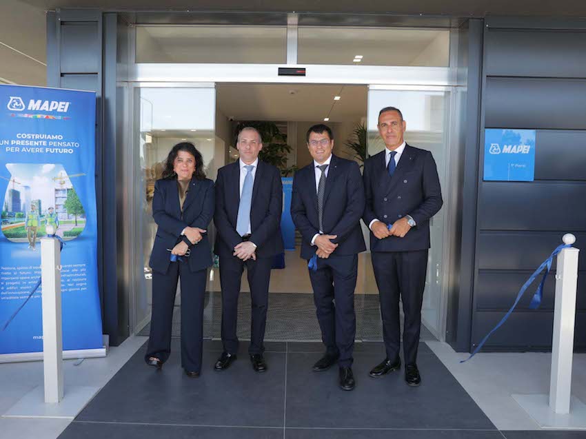 Il taglio del nastro della sede commerciale Mapei con Veronica Squinzi, amministratore delegato Mapei; Giuseppe Musumeci, assessore alle Attività Produttive del Comune di Catania, Marco Squinzi, amministratore delegato Mapei e Rocco Briglia, area manager Mapei Sicilia