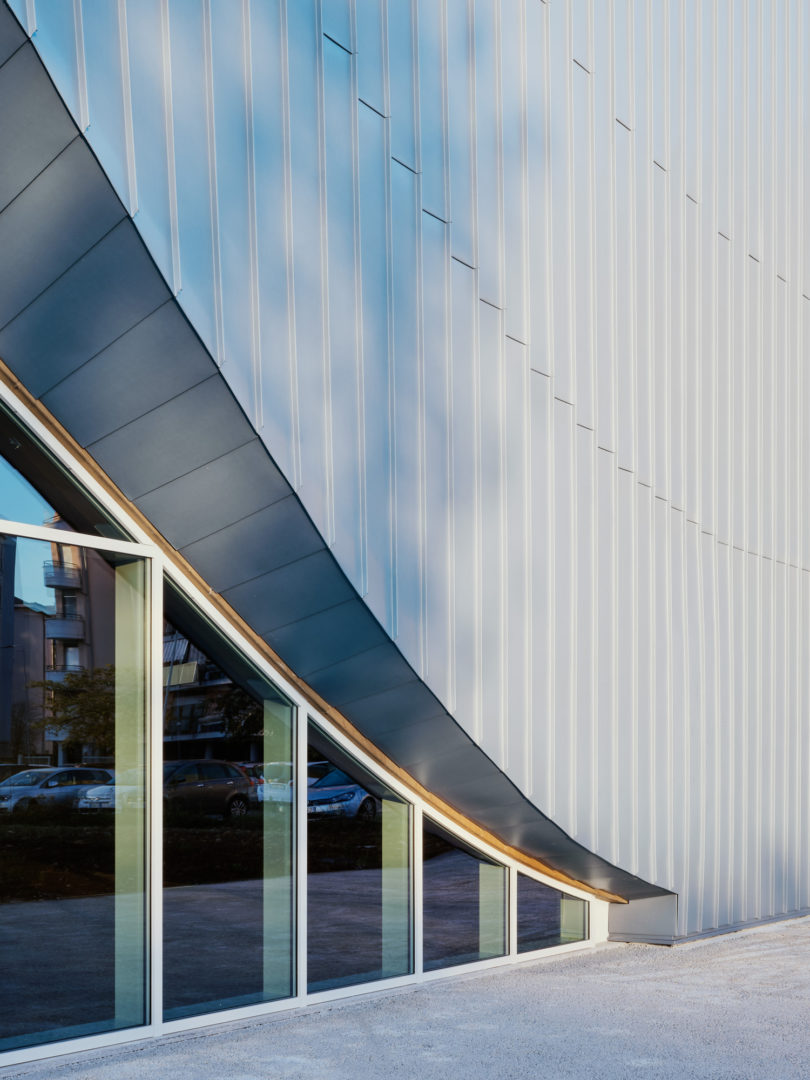 Il rivestimento in zinco-titanio zintek nella tonalità Blu Mediterraneo