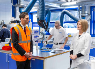 Il ministro del Clima e dell'Ambiente norvegese in visita ai laboratori di ricerca Mapei in Norvegia