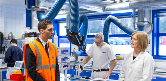 Centro di ricerca Mapei in Norvegia per tagliare la Co2 Il ministro del Clima e dell'Ambiente norvegese in visita ai laboratori di ricerca Mapei in Norvegia