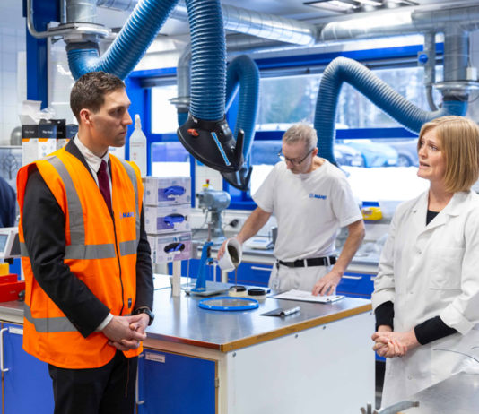 Centro di ricerca Mapei in Norvegia per tagliare la Co2 Il ministro del Clima e dell'Ambiente norvegese in visita ai laboratori di ricerca Mapei in Norvegia