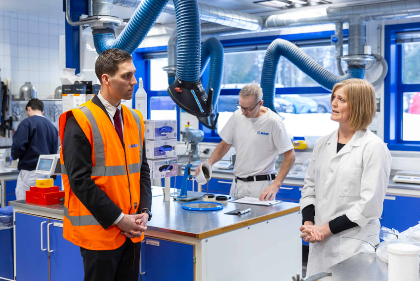 Il ministro del Clima e dell'Ambiente norvegese in visita ai laboratori di ricerca Mapei in Norvegia