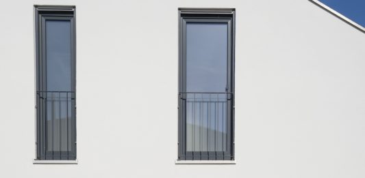 Dettagli total black e sicurezza certificata per la nuova porta d’ingresso Hörmann ThermoSafe-Match-Decor-Black-Edition