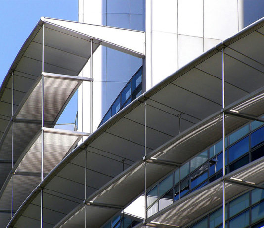 Un edificio con carpenteria metallica