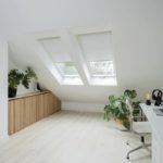 Un ufficio in mansarda con le finestre da tetto Fakro ufficio-mansarda-finestra-tetto-fakro-FPU-PreSelect