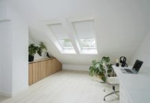 ufficio-mansarda-finestra-tetto-fakro-FPU-PreSelect