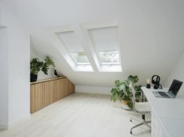 Un ufficio in mansarda con le finestre da tetto Fakro ufficio-mansarda-finestra-tetto-fakro-FPU-PreSelect