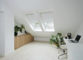 Un ufficio in mansarda con le finestre da tetto Fakro ufficio-mansarda-finestra-tetto-fakro-FPU-PreSelect