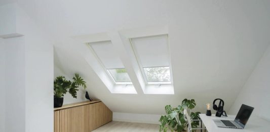 ufficio-mansarda-finestra-tetto-fakro-FPU-PreSelect