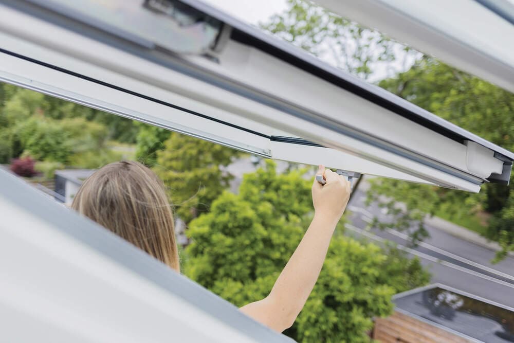 ufficio-mansarda-finestra-tetto-fakro-FPU-PreSelect